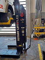 Heavy duty lift for larger vehicles
